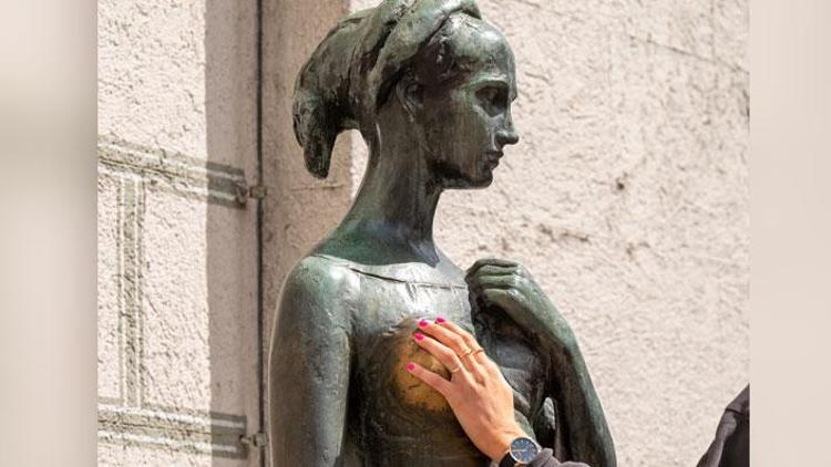 Münih Meclisi’nde bir garip tartışma: Bir de erkek heykel koyulsun