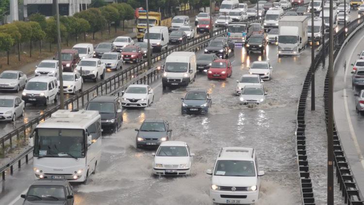 Kocaelide kuvvetli sağanak Yollar göle döndü