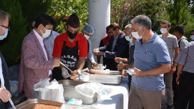 Ergani’de vatandaşlara aşure ikramı
