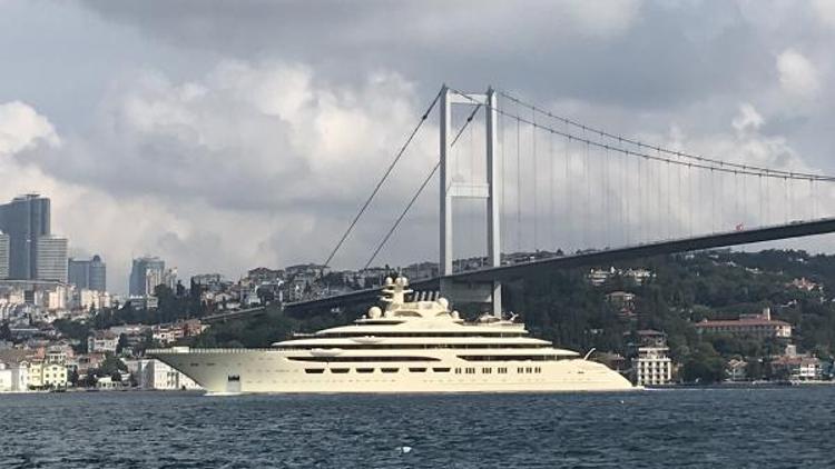 256 milyon dolarlık süper yat İstanbul Boğazı’ndan geçti