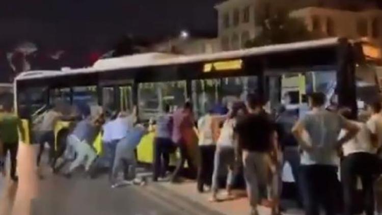 Üsküdarda refüjde asılı kalan İETT otobüsü için yolcular seferber oldu