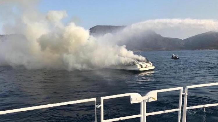 Bodrum açıklarında tekne yandı 5 kişi kurtarıldı