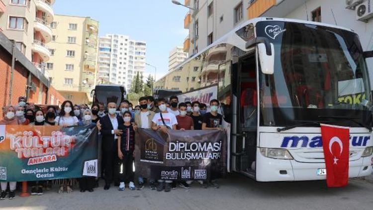 Vali Demirtaş, Ankara buluşmasına katılacak gençleri uğurladı