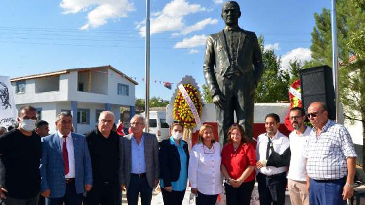 Doğdukları mahalleye 3,5 metrelik Atatürk heykeli yaptırdılar