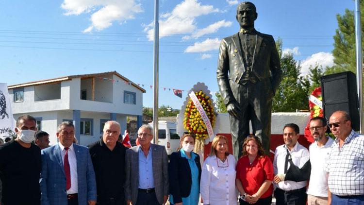 Doğdukları mahalleye 3.5 metrelik Atatürk heykeli diktirdiler