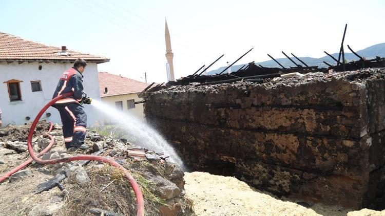 Üç ev ve samanlıkları yangına teslim oldu