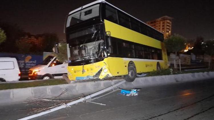 2 katlı özel halk otobüsü refüje çıktı