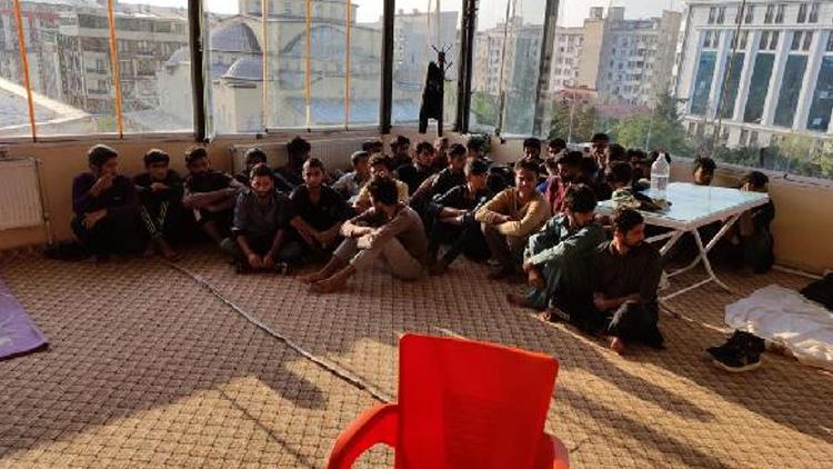 MİT ve polisten ortak operasyon Otelde 26 kaçak göçmen yakalandı