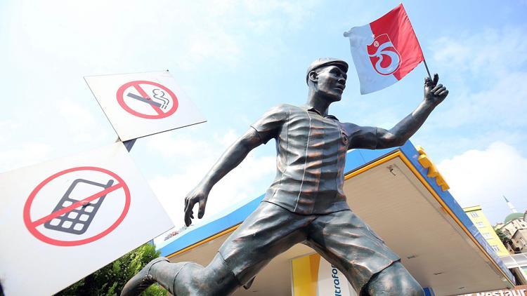 Trabzonsporlu bir taraftar, iş yerinin önüne Nwakaemenin heykelini yaptırdı