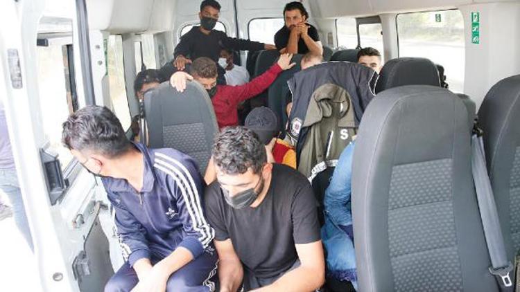 Sultangazide durdurulan minibüste 20 kaçak göçmen yakalandı