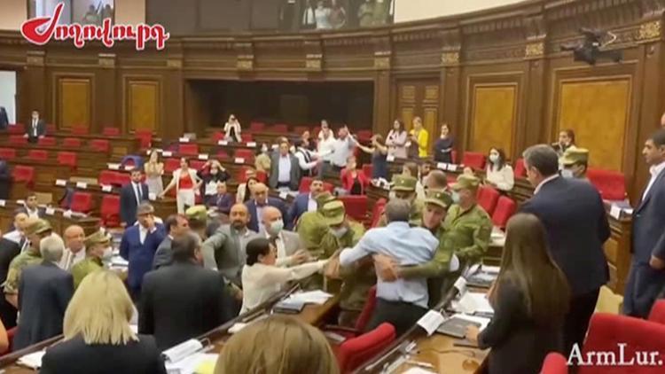 Ermenistan Parlamentosunda ortalık fena karıştı Vekilinin sözleri sonrası çılgına döndüler