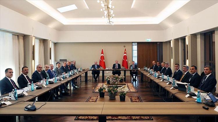 Cumhurbaşkanı Erdoğan, Ahlatta bölge valileriyle bir araya geldi