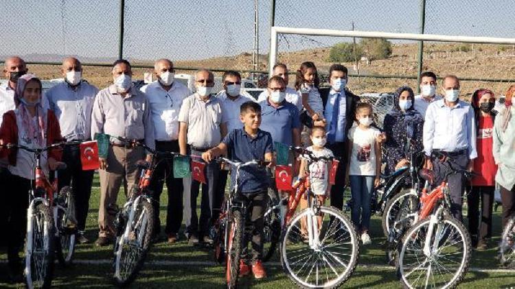 Kuran kursunu tamamlayan öğrencilere bisiklet ve tablet verildi
