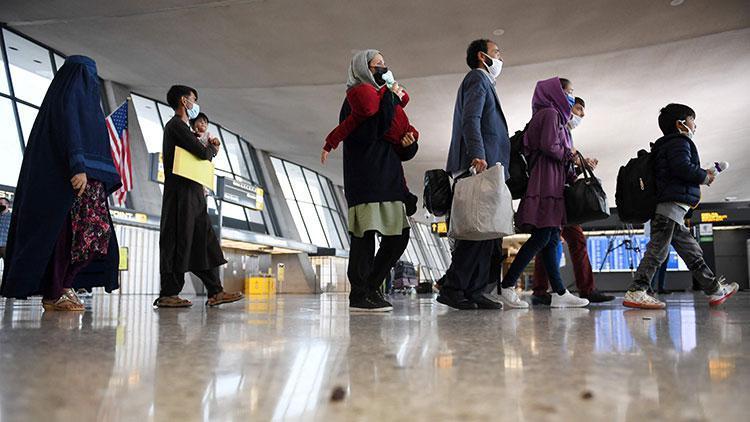 Kabilden tahliye edilen Afganlar Washington yakınlarındaki Dulles Havalimanına getiriliyor