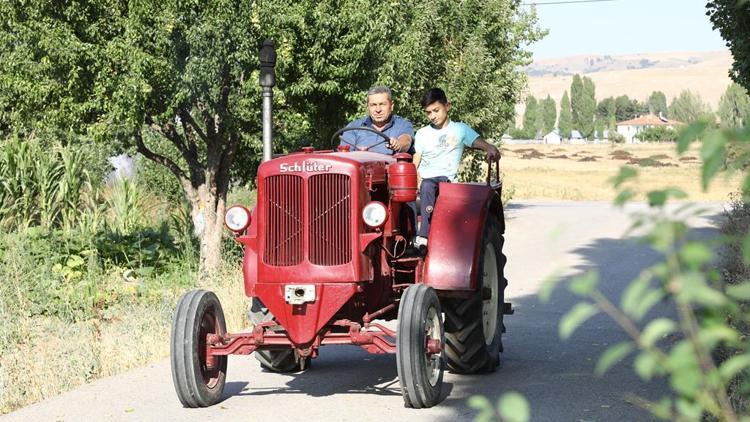 Baba yadigârına gözü gibi bakıyor