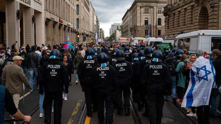 Alman polisinden, korona önlemlerini protesto eden göstericilere müdahale