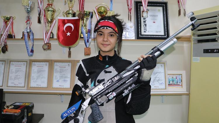Dünya şampiyonasının en küçük atıcısı Elif