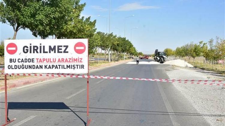 Arsasından geçen yolu ulaşıma kapattı