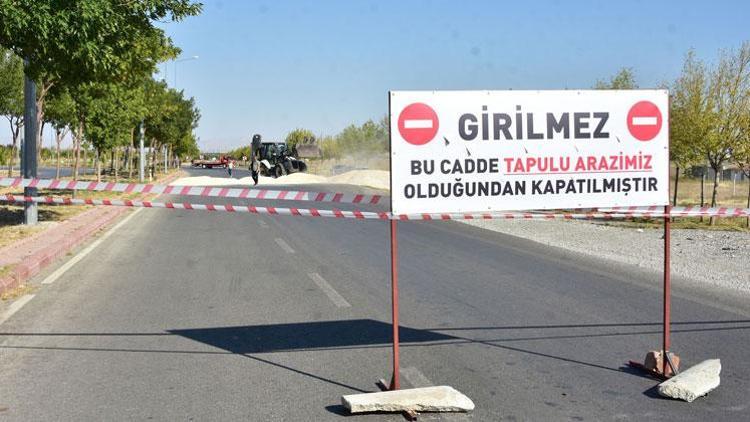 Arsasından geçen yolu kapattı...