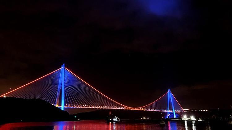 İstanbulda köprüler DMD hastalığı farkındalığı için aydınlatıldı