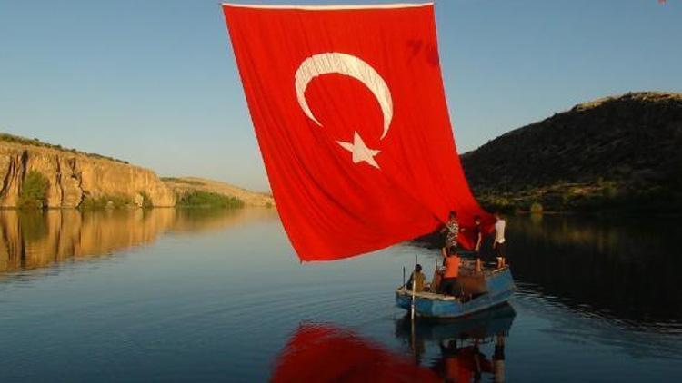 Fırat ve Göksunun birleştiği kanyona 96 metrekarelik Türk bayrağı