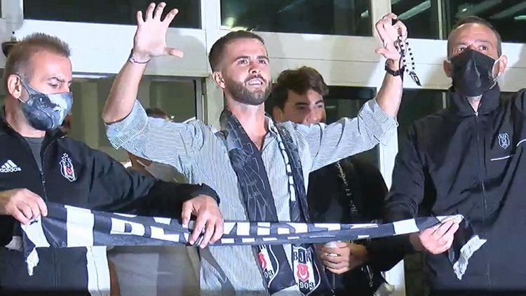 Son Dakika: Beşiktaş Pjanice kavuştu İstanbulda coşkulu karşılama...