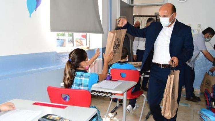 Altınova Belediyesi, ilkokul öğrencilerine kırtasiye malzemeleri hediye etti