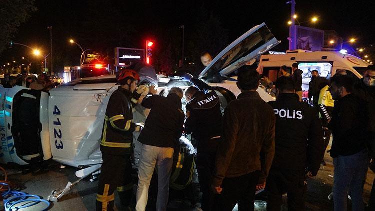 ’Dur’ ihtarına uymayan otomobil sürücüsünü kovalayan polis ekibi kaza yaptı: 2 yaralı