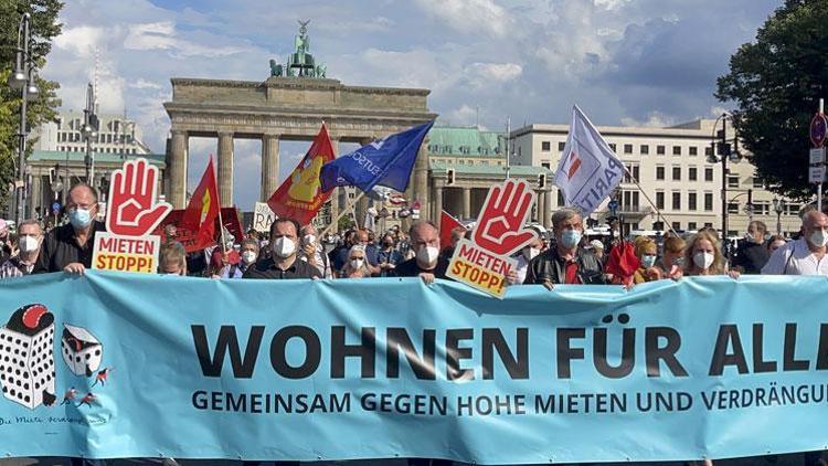Berlin’de binlerce kişi konut fiyatlarını protesto etti