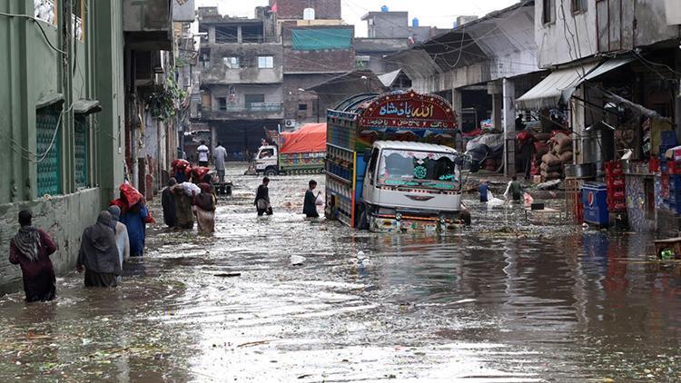 Pakistan aşırı yağışlara teslim oldu: Ölenlerin sayısı 18e yükseldi