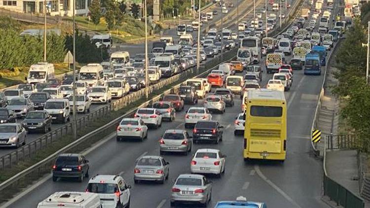 İstanbulda haftanın ilk gününde trafik yoğunluğu