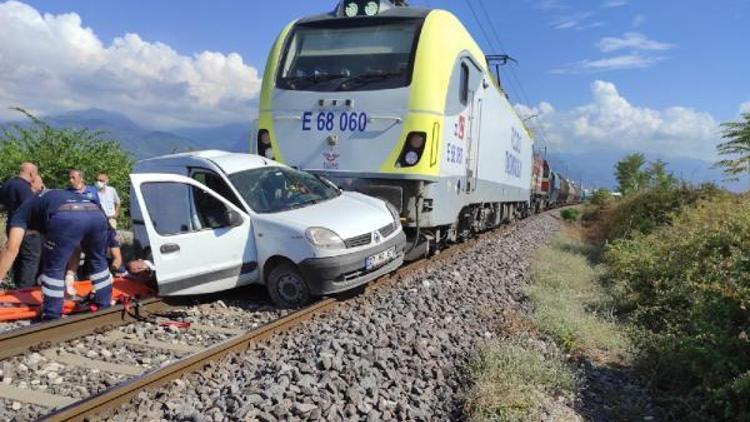 Kontrolsüz geçitten geçerken tren çarptı; 2 kişi yaralandı
