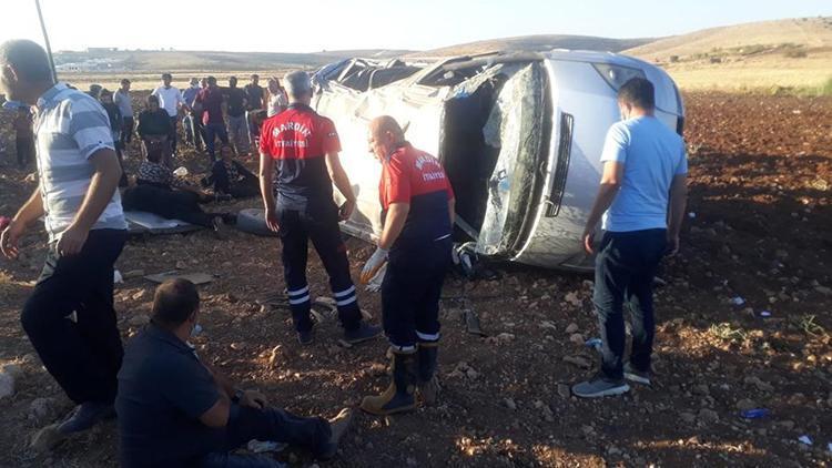 Mardinde korkunç kaza Minibüs şarampole devrildi: 10 yaralı