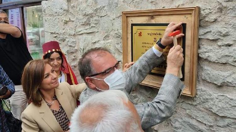 Safranbolu’da en iyi restore edilen eve plaket çakıldı