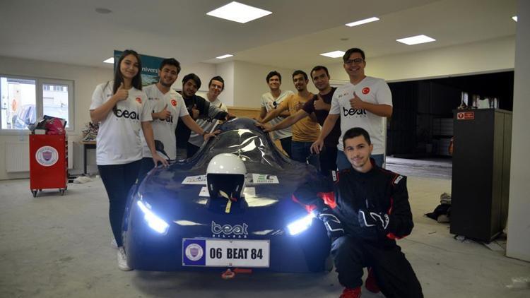 Üniversite öğrencileri elektrikli otomobil yaptı
