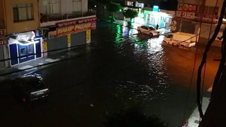 İskenderun’da şiddetli yağış Yolları su bastı