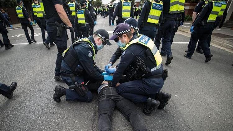 Avustralyada akılalmaz görüntü Polisle böyle çatıştılar