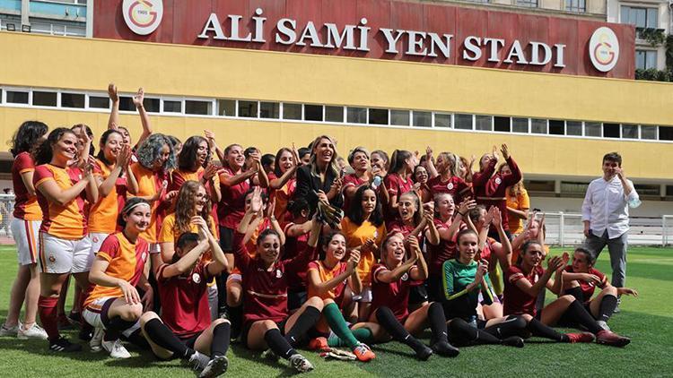 Galatasarayda kadın futbol takımı tanıtıldı