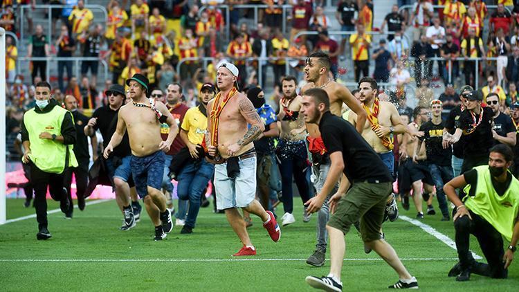 Son Dakika: Lens - Lille derbisinde büyük olay Taraftarlar sahaya indi...