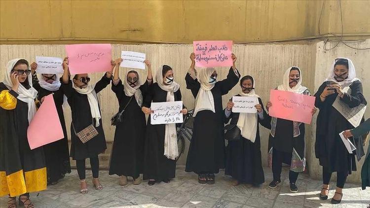 Afgan kadınları eğitim hakları için sessiz protesto düzenledi