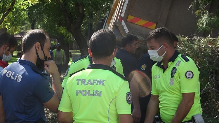 Çorumda freni boşalan kamyon parka girdi, olası faciayı yaralanan sürücü engelledi