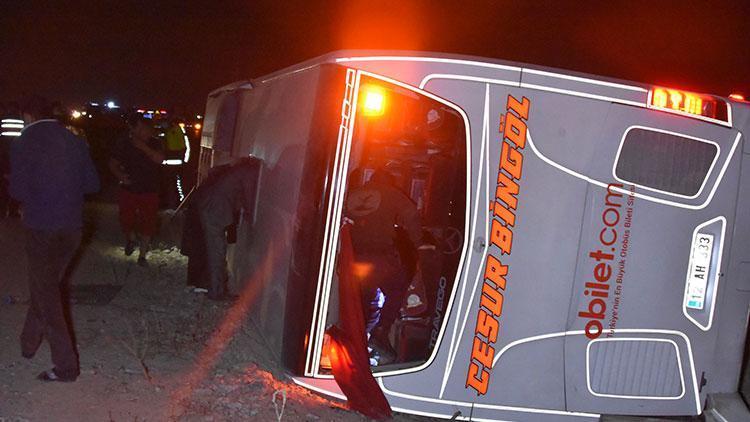 Konyada yolcu otobüsü devrildi: 14 yaralı