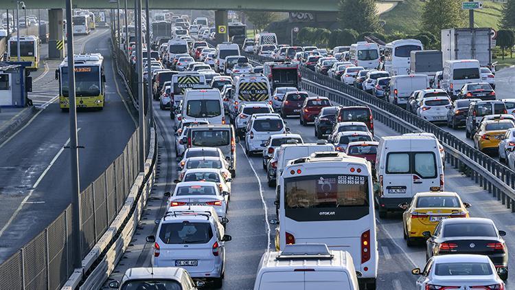 Son dakika: İstanbulda haftanın ilk iş gününde trafik yoğunluğu