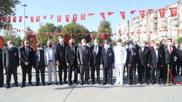 Gaziler Günü dolasıyla Kartal’da Atatürk Anıtı’na çelenk sunuldu