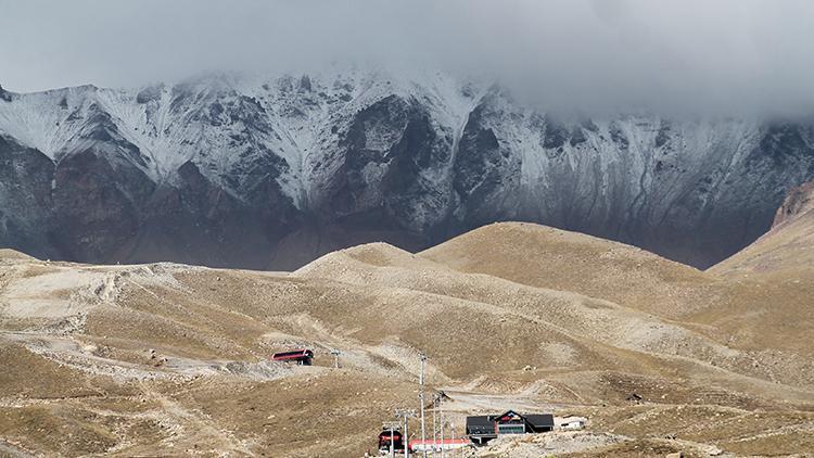 Eylülde kar sürprizi İç Anadolunun en yüksek dağı Erciyese kar yağdı