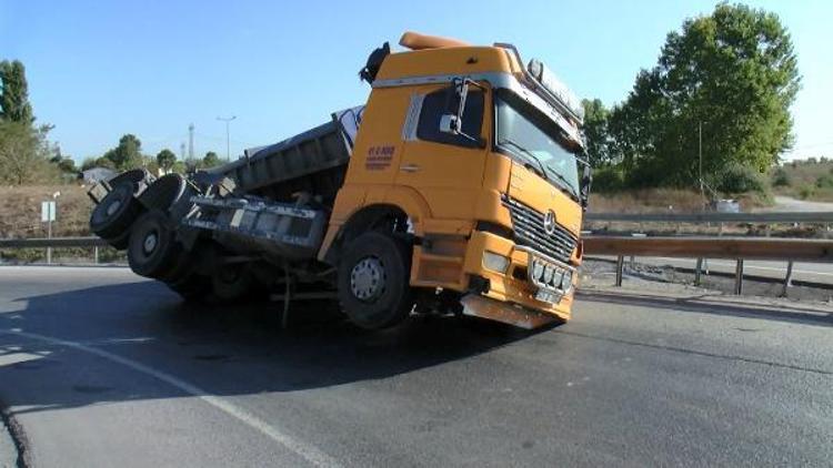 5 ton yük taşıyan TIR virajı alamadı, devrildi