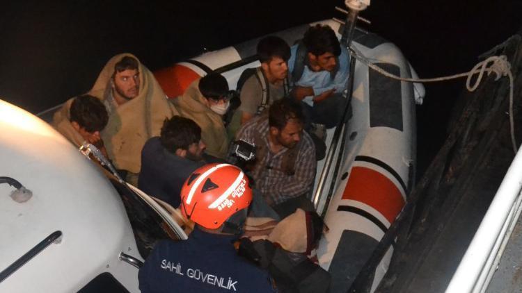 Van Gölünde şişme botta 60 düzensiz göçmen yakalandı