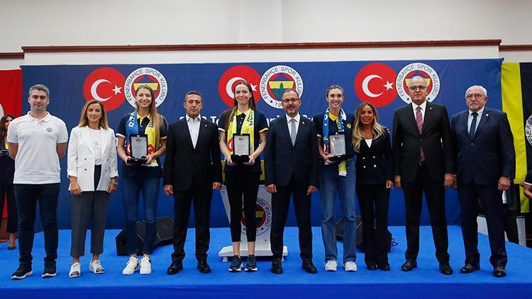 Bakan Kasapoğlu, Fenerbahçenin olimpik sporcularla buluşma etkinliğine katıldı