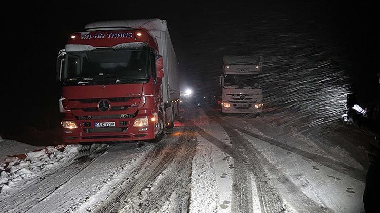 Ardahanda zor anlar Kar ve tipi nedeniyle tırlar yolda kaldı