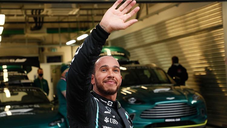 Hamilton, Rusyada F1 kariyerinin 100. galibiyetini aldı